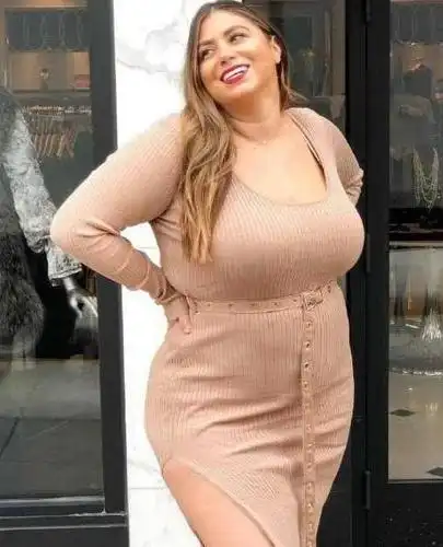 但现实生活中并不缺少胖子,也不缺少不想减肥的胖子,照片中这位美女的