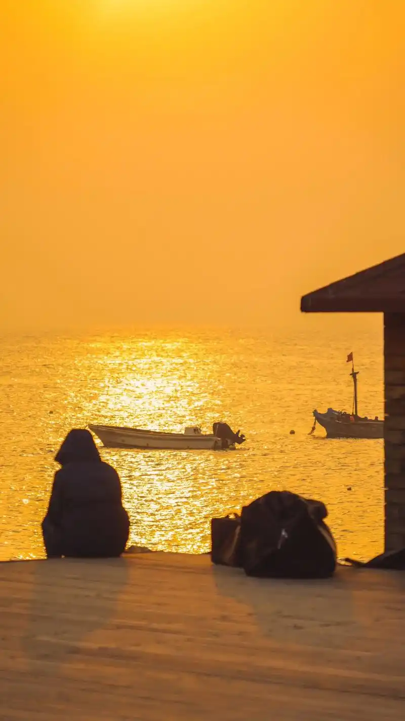 看海的人真的在看海吗#海边日落 #定格美好 #我用摄影看世界 - 抖音