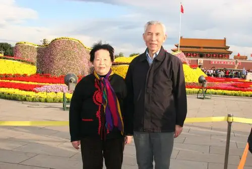 父母亲在国庆期间与天安门合影