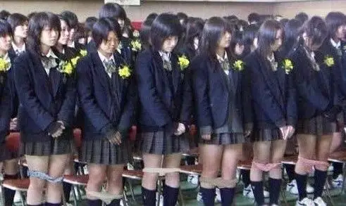 也不清楚这帮女学生是因什么原因,被迫脱掉内裤来罚站.