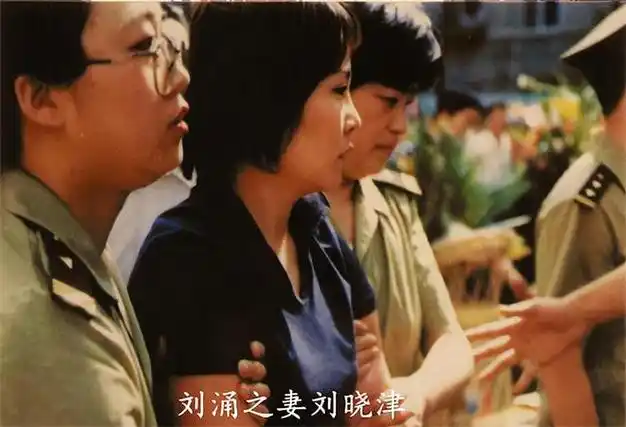 2003年刘涌执行死刑前,喝了一口白酒,让妻子在脚镣处塞了1元钱