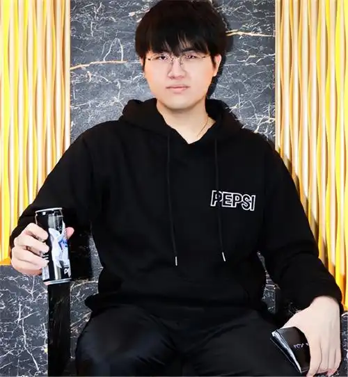 rng成功翻盘获胜,老队员却"遭重",赛后晒的小狗照片眼含泪光?