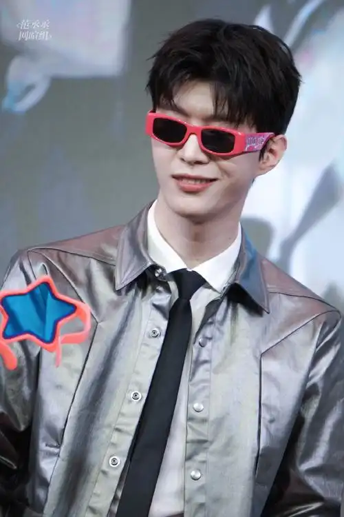 范丞丞要久久爱#fcc#范丞丞蒋翼#今日份可爱的丞丞哥帅照来啦!