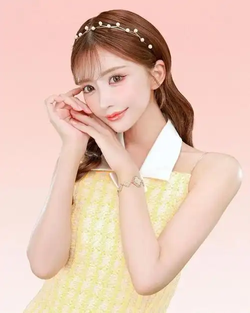 明日花晒出十年前大头照自嘲能跟上时代进化的脸蛋很重要