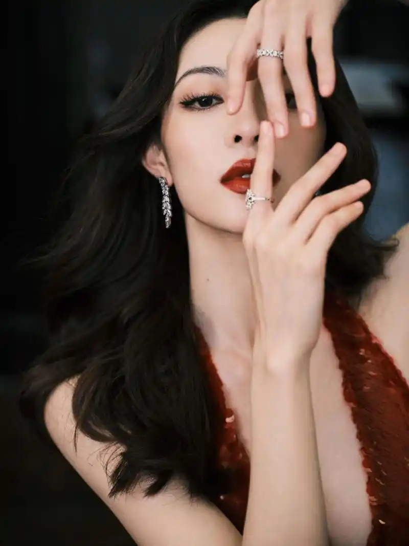 港风女神#钟楚曦# 一袭红色挂脖深v礼裙,肤白貌美的容颜,丰满傲人的酥