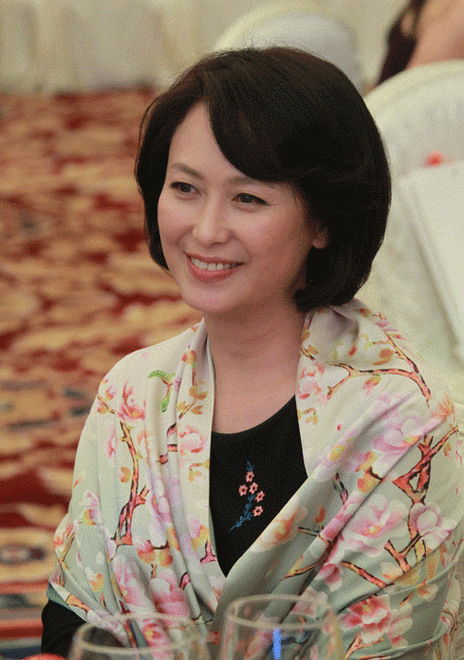 野鸭子和亲生母亲周丽琴相认之后,两个背景悬殊的家庭之间产生了很多