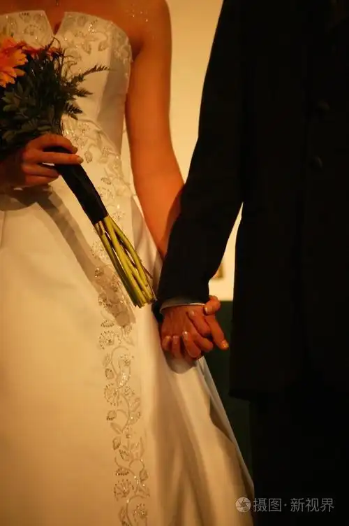 新娘和新郎手牵手