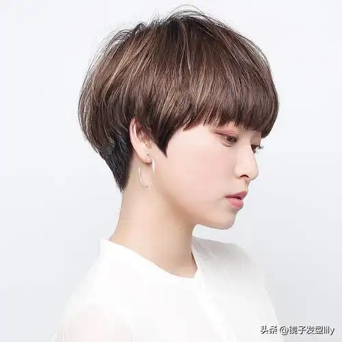 头比较大的人适合剪的发型有:1,头型大的女生不适宜烫发,最好剪成中长