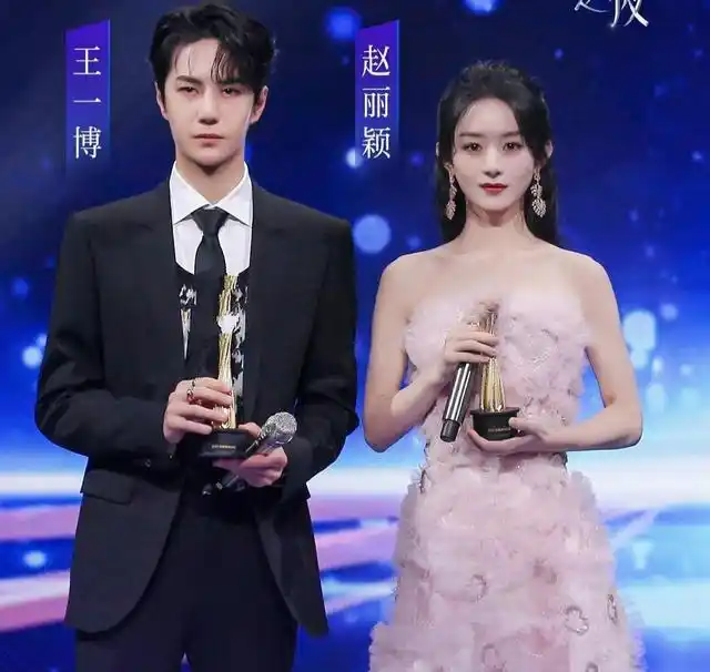 王一博赵丽颖四次同台领奖,"允翡"cp名不虚传,有奖同领的节奏