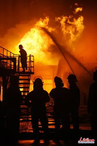 高清:上海消防官兵成功扑救化工区一烯烃管线爆炸燃烧事故(组图)