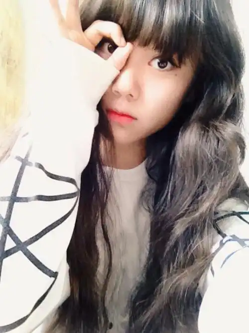 自拍女头长卷发棕色白色你不知道一个一见你就笑的人是有多喜欢你