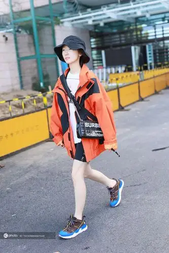 街拍周冬雨拼色防风衣白tee黑色骑行裤渔夫帽休闲街头风