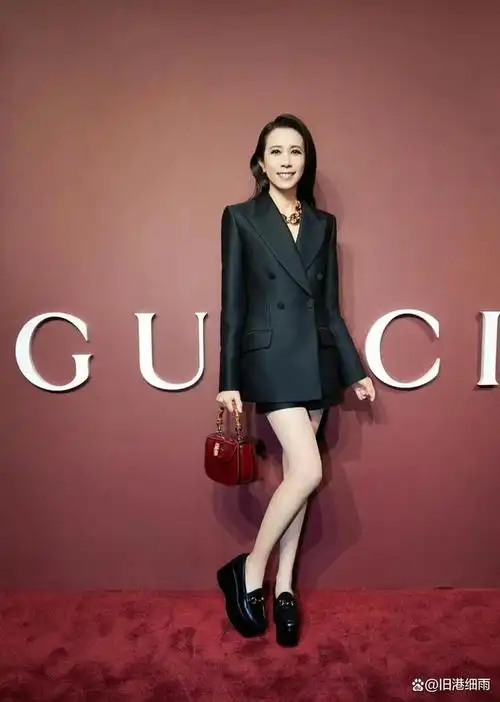 闹大了莫文蔚三千万上保险的腿风光不减当年生图下皱纹多