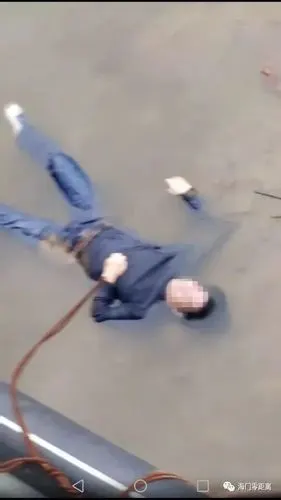 突发【突发】今天早上,海门北京路江海路口东侧圩角河中惊现一具男尸