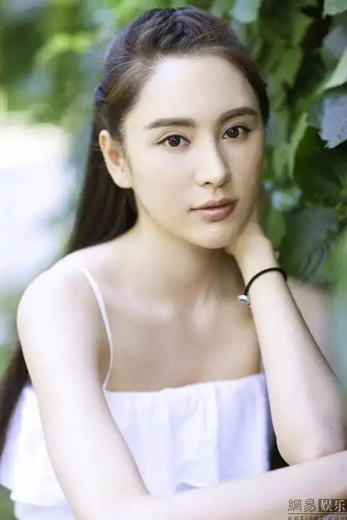 张熙媛发布裸妆美图反击整容质疑