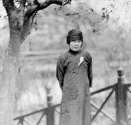 民国中二女生郑毓秀