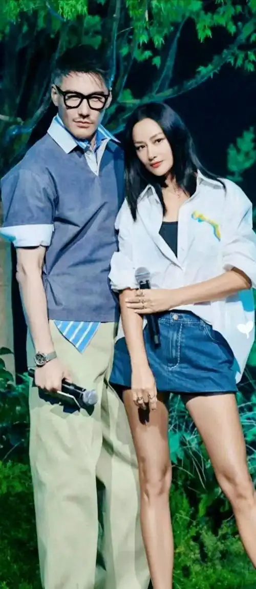 52岁瞿颖53岁胡兵同框四连拍你心动了吗