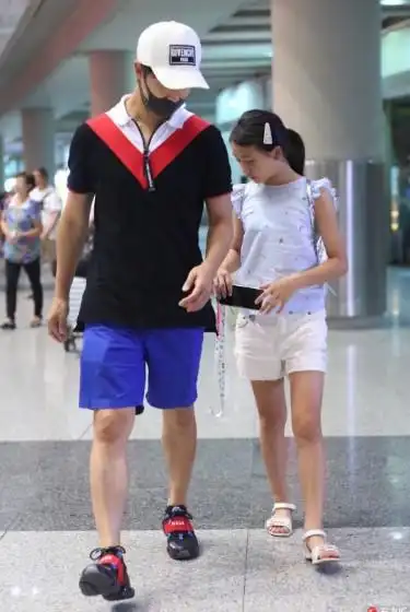 森碟穿打底小背心越变越少女,网友:腿比田亮还长可怎么晒黑了!