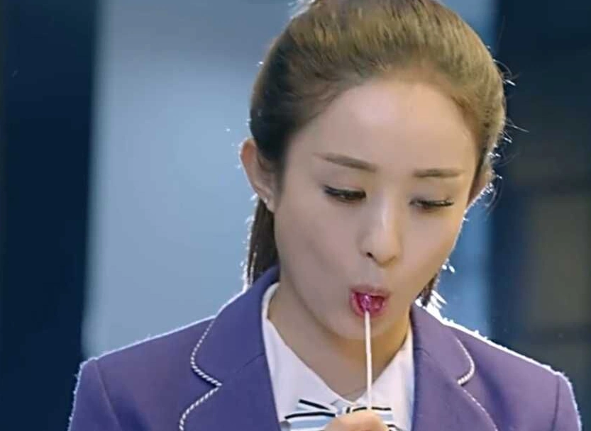 女星吃棒棒糖:赵丽颖软萌,郑爽清纯,baby夸张,杨幂很迷人