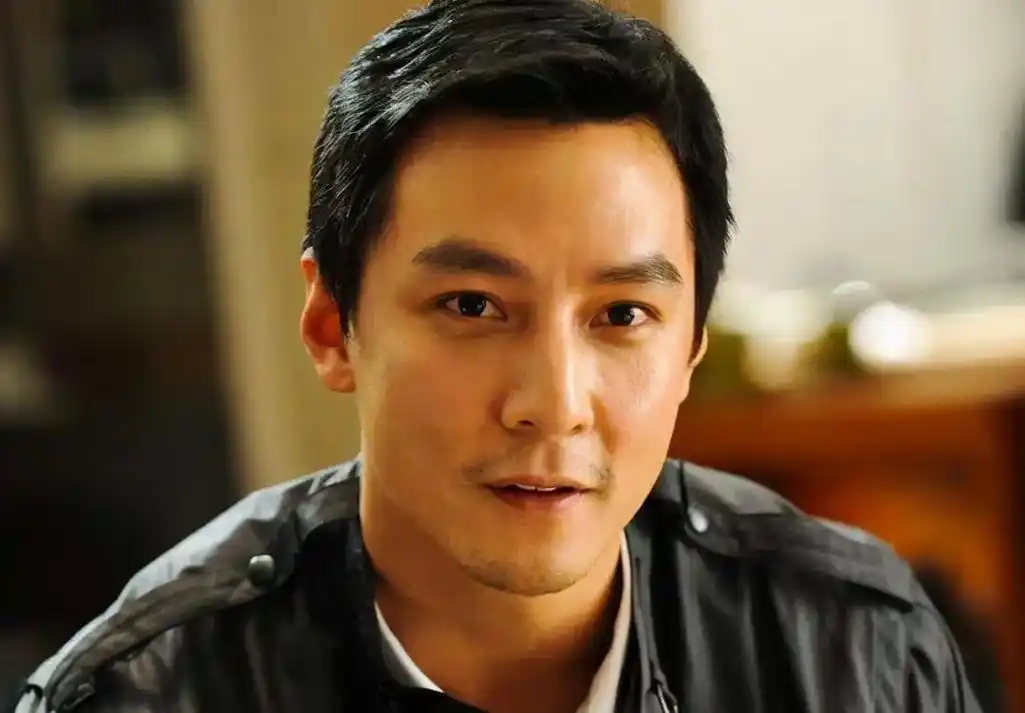 41岁贾玲与49岁吴彦祖无美颜合影,岁月无情,内心有力!