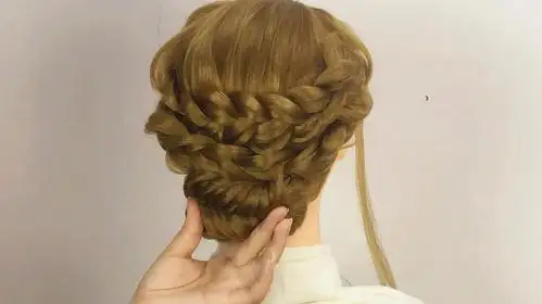 1这款发型时尚又好看,无论什么脸型的人,扎上都很有气质美,步骤还简单