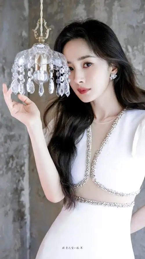 杨幂碎钻露腰白裙##杨幂素妆