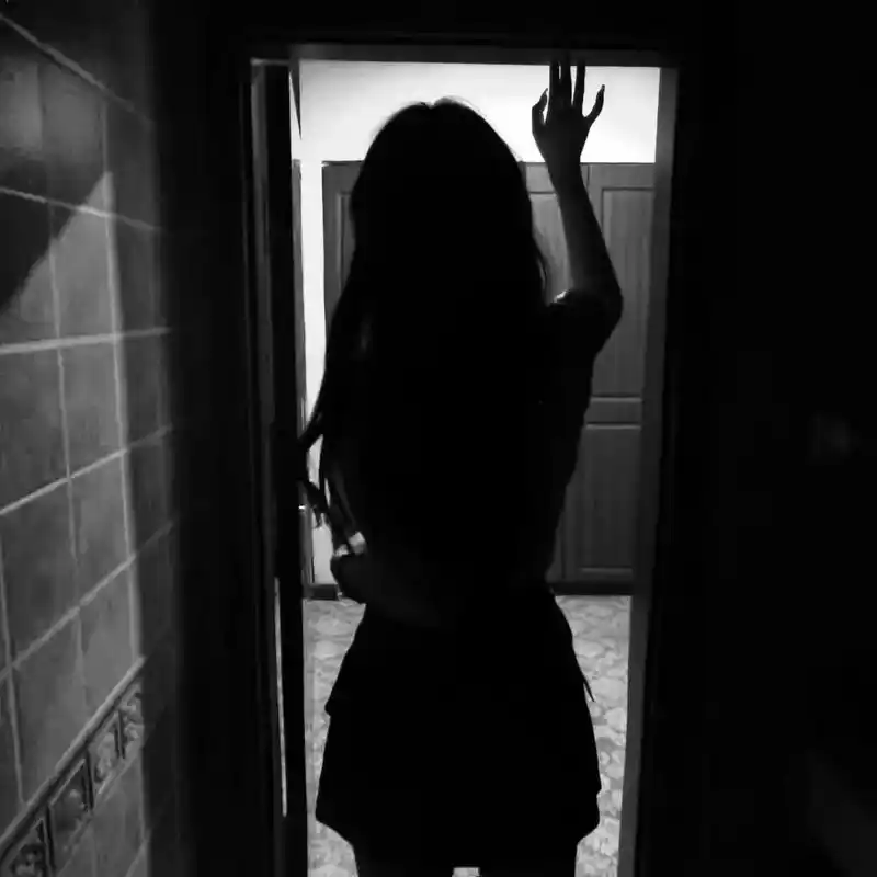 "我被高山围绕,山水自然为我祈祷" #背影杀 #黑白系 #日 - 抖音