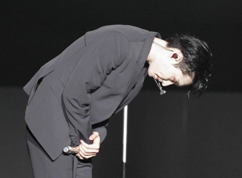 明星鞠躬姿势,丁禹兮乖巧,朱一龙绅士,看到千玺:迎娶新娘?