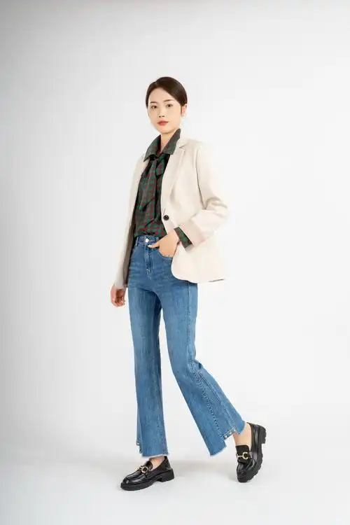 新中性色西装 牛仔裤内搭用蓝色衬衣提亮,更显着清新靓丽.