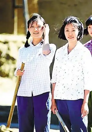 《知青》剧照.左一为傅晶饰演的周萍,左二为张龄心饰演的孙曼玲.