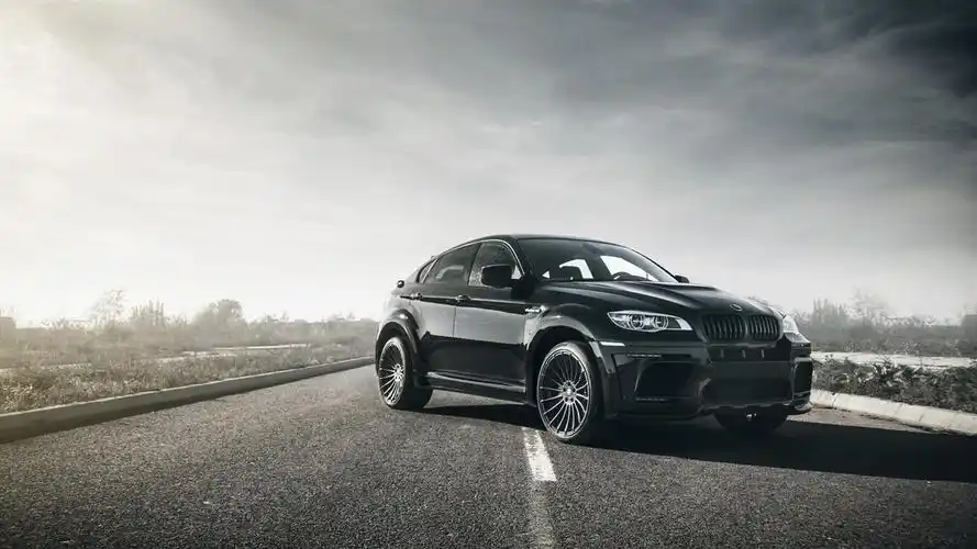 宝马x6m黑车在路上 壁纸 - 1366x768