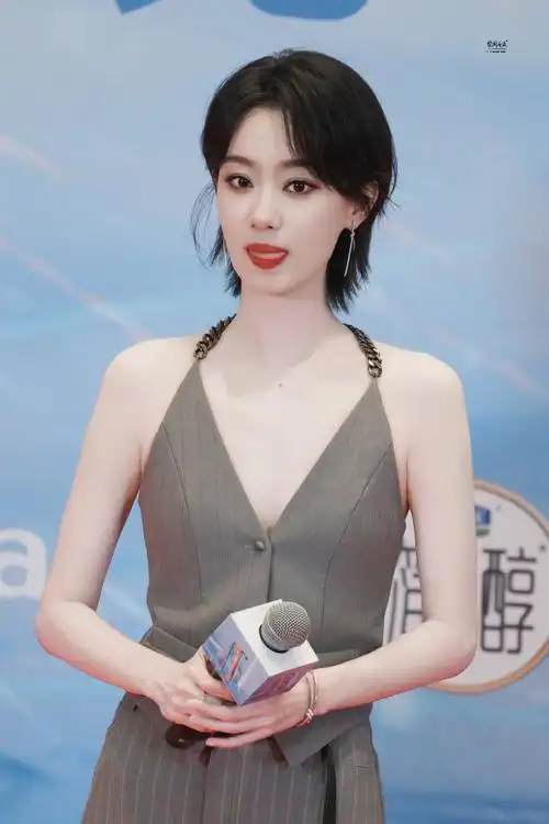 张小斐的裙子上有一抹星光##张小斐年度影响力演员