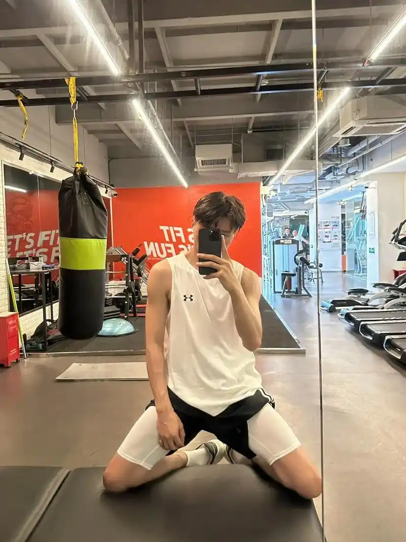 健身房自拍.#可狼可奶 #要做一个猛男 - 抖音