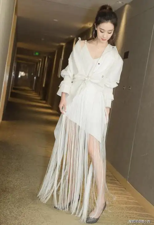 原创张小斐人红品味果真好穿卫衣配短裤走机场用格纹渔夫帽来提亮