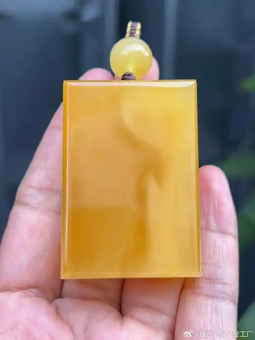 珠宝超话精工直切蜜蜡平安无事牌,蜡质醇厚浓郁,纹路漂亮,器型周正