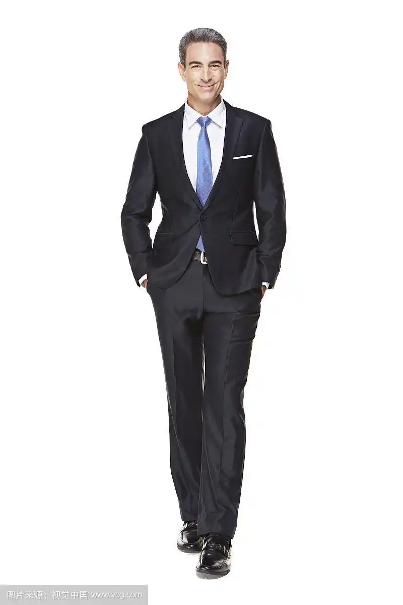 成熟男人用西装站着的姿势拍摄