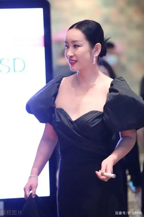 42岁秦海璐不一般,穿黑色斗篷裙尽显好身材,丰腴线条让人心动