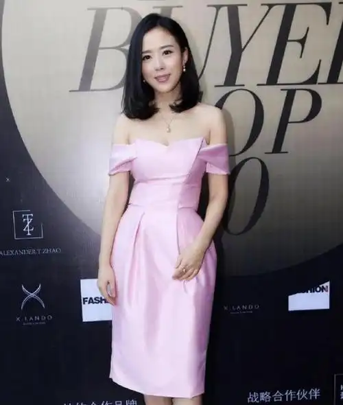 颜丹晨少女感十足身穿粉色抹胸裙性感亮相网友逆生长