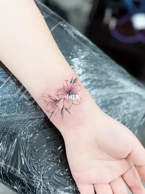 龙之吻刺青手腕桃花纹身遮盖疤痕