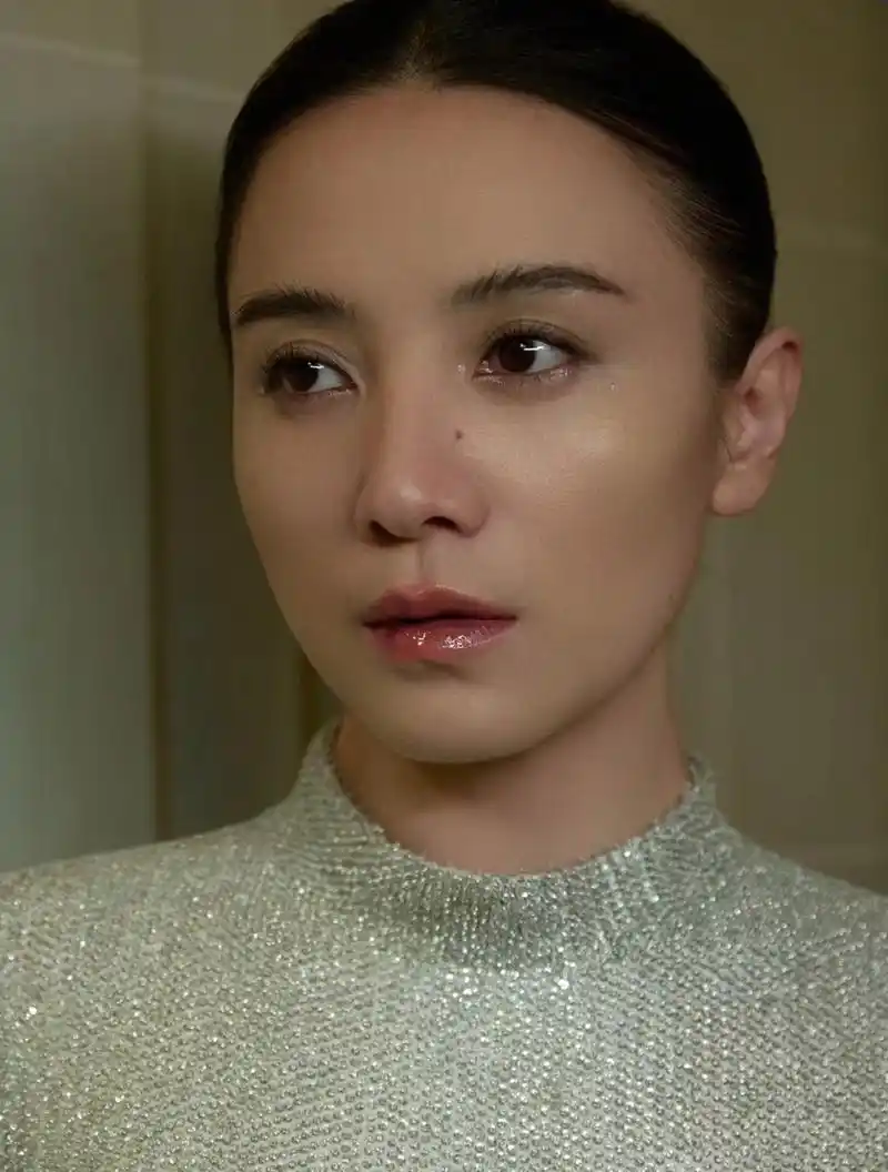 宋佳晒活动照骨相太美,珠光修身裙对外形考验很大,稍微一点赘肉都能