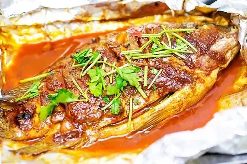 锡纸鲫鱼老板榴莲哥专门为"锡纸鲫鱼"而调制的汁儿浓郁而香辣,夹起一