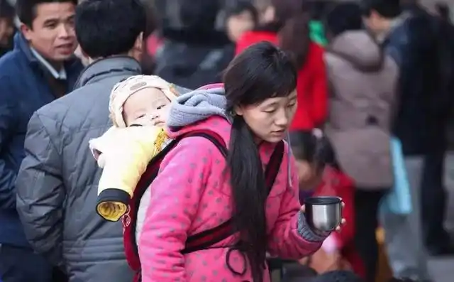 编辑搜图没生孩子之前,妈妈是一个拧瓶盖还需要别人帮忙的小公主,有了