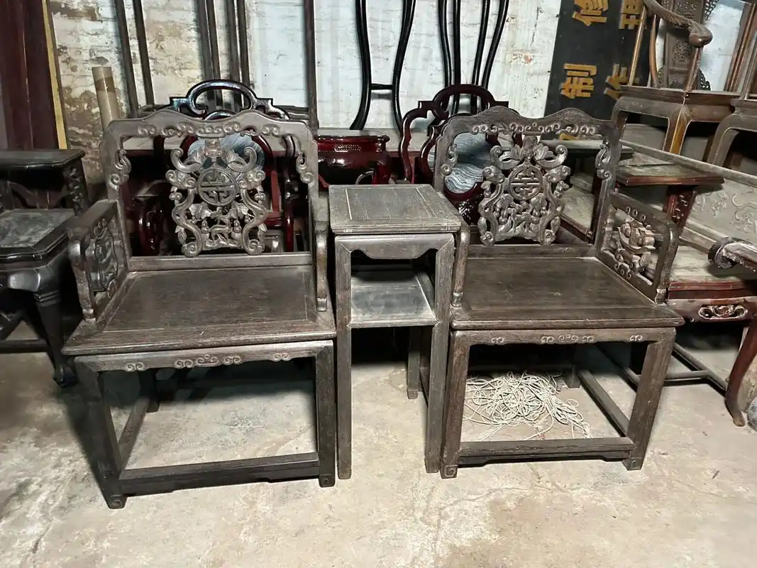 清代铁力木坤甸太师椅 这是两张张清代的坤甸木太师椅子,是古家具中