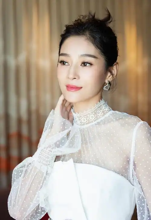 王媛可碎钻眼妆优雅写真图片56