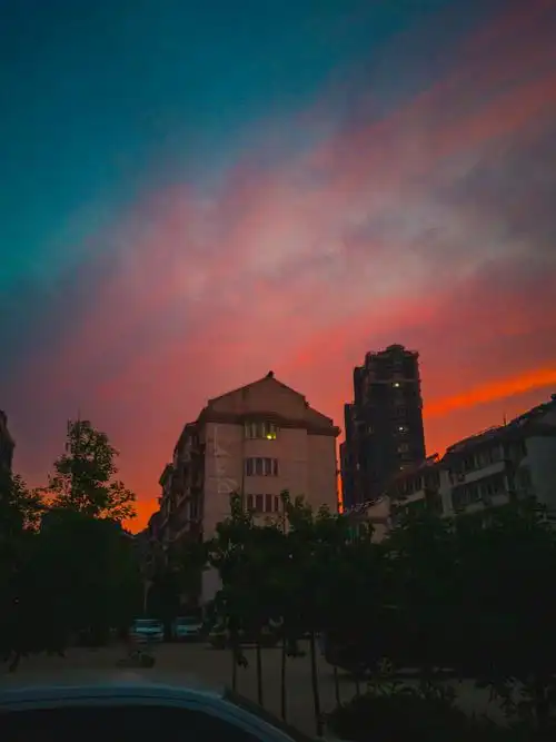 晚霞与城市街道