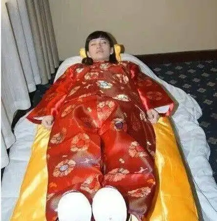 为什么人死后一定要穿寿衣还不能露出双手说出来不相信