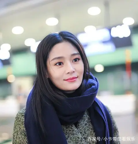 王媛可现身机场,笑容甜美气质迷人