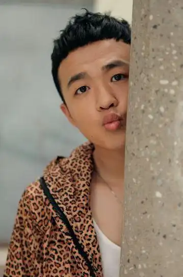 包文婧为何一直吹爆老公颜值看了包贝尔的旧照就明白了