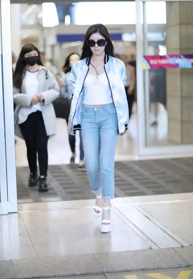 赵奕欢身上挺有肉穿夹克也盖不住优点34岁气质清纯仍似小姑娘