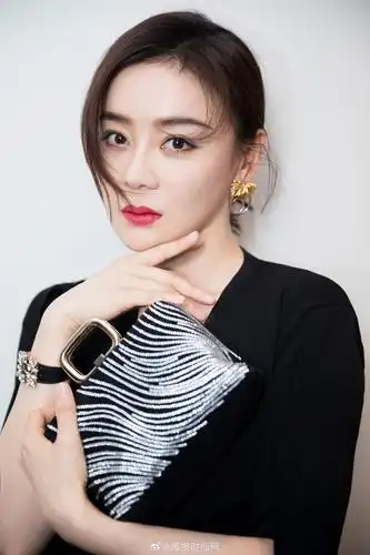 袁姗姗 霜降节气妆上线,蓝色眼线勾勒眼部轮廓,整体妆容清亮惹眼